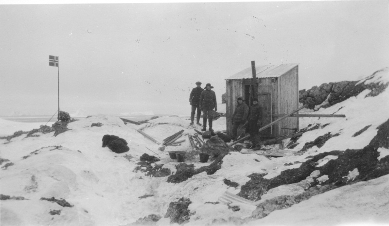 Noruegos en Bouvet en 1927. Wikimedia Commons